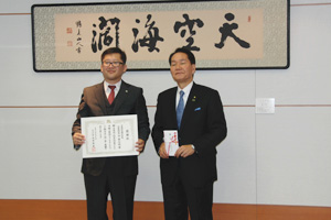 2014年11月「香川県知事贈呈式」県内の防災・減災対策として県に寄付金を贈呈しました。