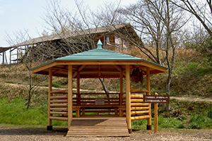 2007年3月　公渕公園内に、香川県産ヒノキとスギの間伐材を使用したあずま屋を寄贈しました。