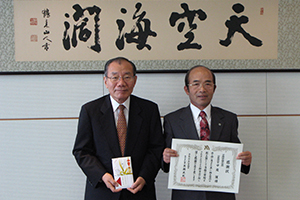 2008年7月　美しい郷土香川を創る一助として香川県へ寄付金を贈呈いたしました。