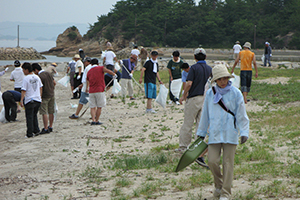 2008年8月　香川県豊島の海岸清掃（約1km）を行いました。