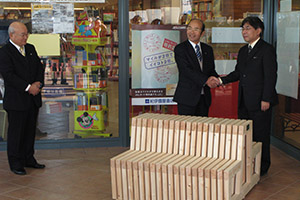 2008年11月　当社から県への寄付金を活用して、県産ヒノキの間伐材20本を使った「さぬ木づかいベンチ」が丸亀町壱番街に整備されました。