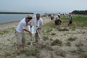 2009年7月　香川県豊島の海岸清掃（約1km）を行いました。