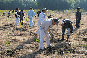 2010年11月　宝山湖で開催された植樹祭に参加しました。