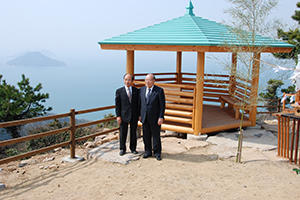 2011年4月　当社から県への寄付金を活用して、香川県産ヒノキの間伐材で作られた休憩施設とフェンスが豊島（壇山）に設置されました。