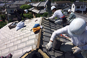 2016年5月　熊本地震の復興支援のために、瓦職人を5日間熊本県へ派遣しました。