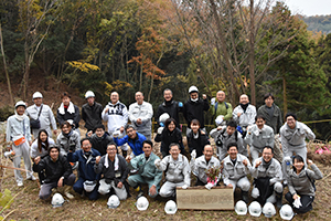 2018年11月　塩江町で山桜の植林と間伐を行いました。「中庭の森」の看板ができました。