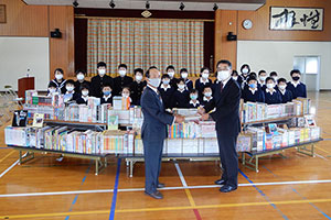 2020年10月　豊島小中学校へ1000冊の図書を贈呈しました。
